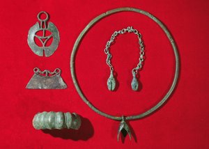 Halfcirkelvormig scheermes, recht scheermes, armband met eivormig ontwerp, torque met hanger en een ketting met twee hangers, 750-475 v.Chr.